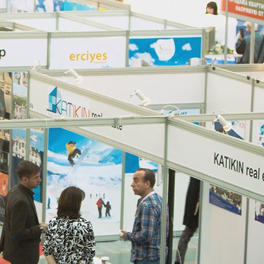 Move on from roll-up banners. Bring your messages to life with LED solutions that create movement, eye-catching impact and maximum visibility.